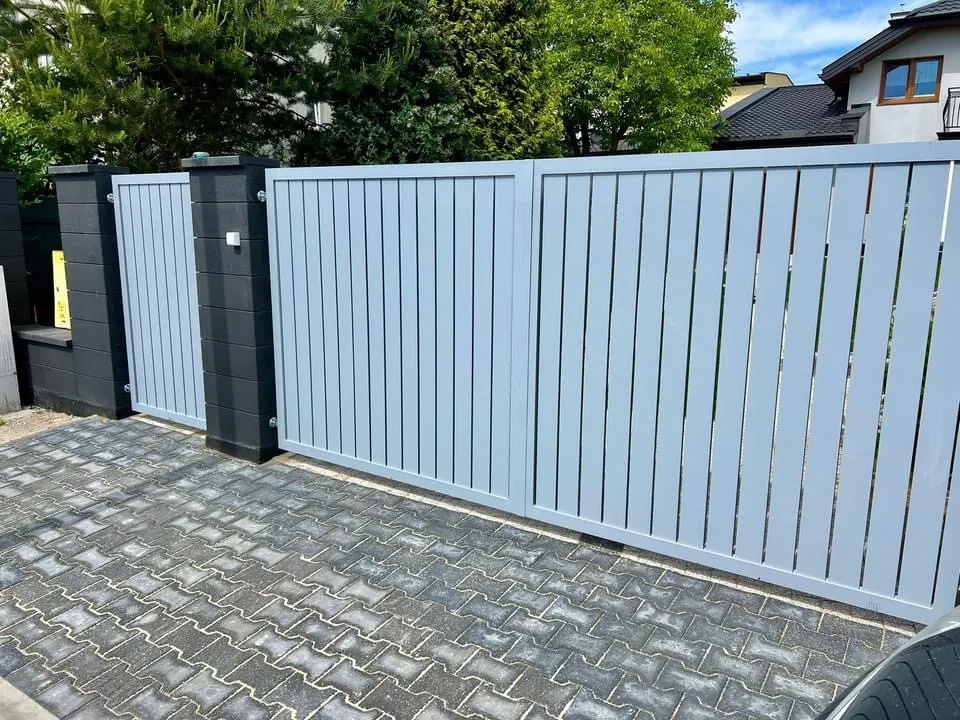 Nowoczesne ogrodzenie aluminiowe z furtką konstruX
