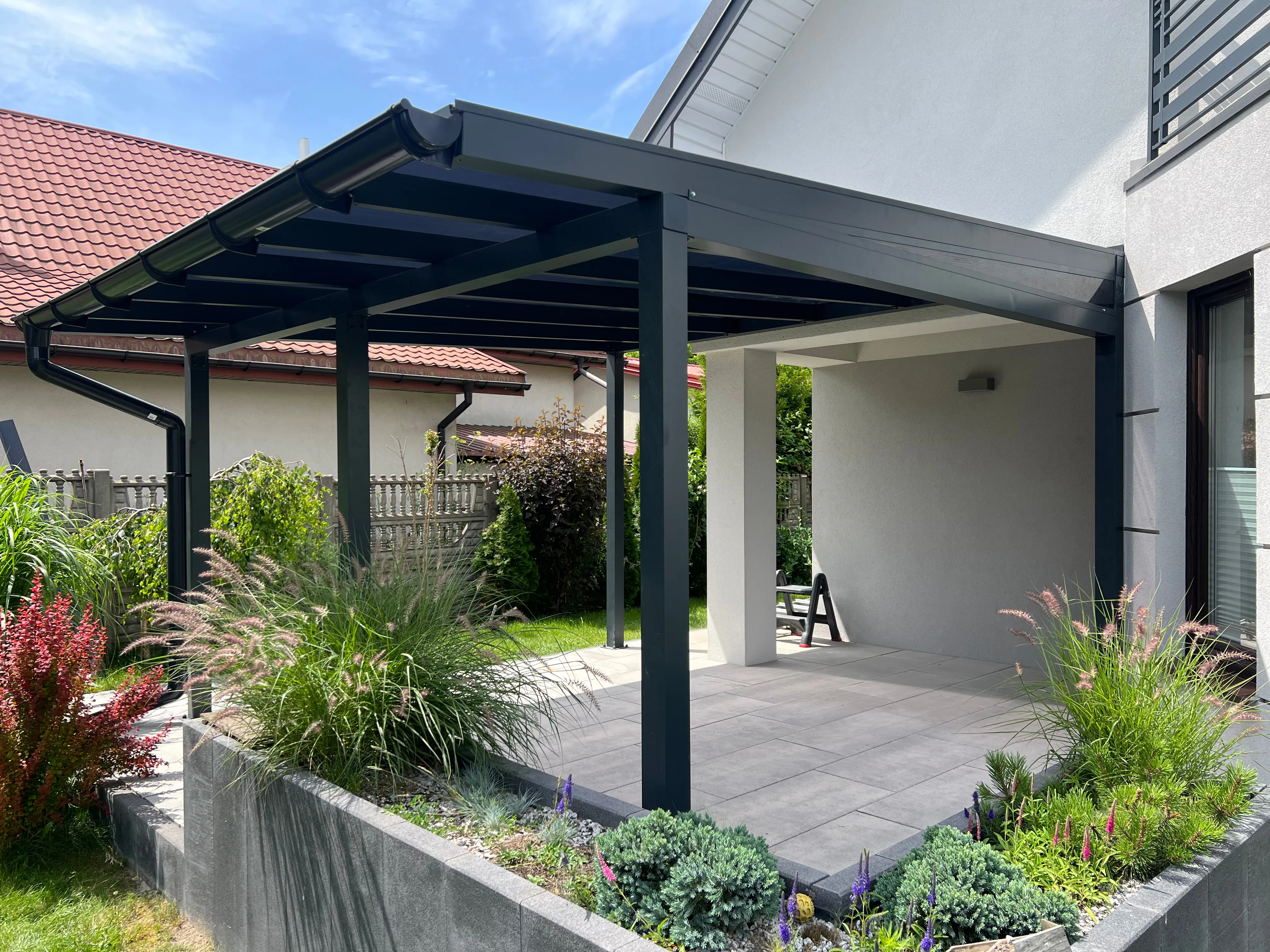 Pergola aluminiowa przy domu jednorodzinnym